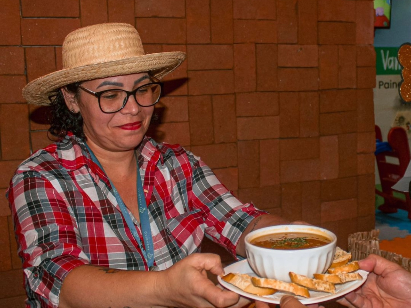 01_sopa_servindo