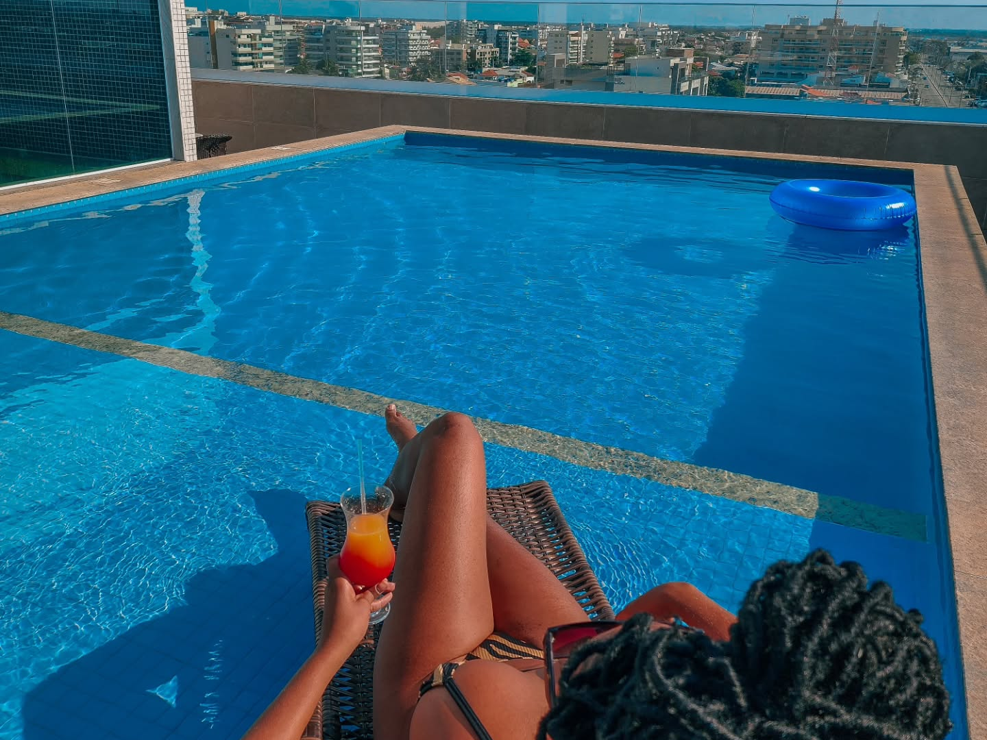 03_mulher_lounger_pool