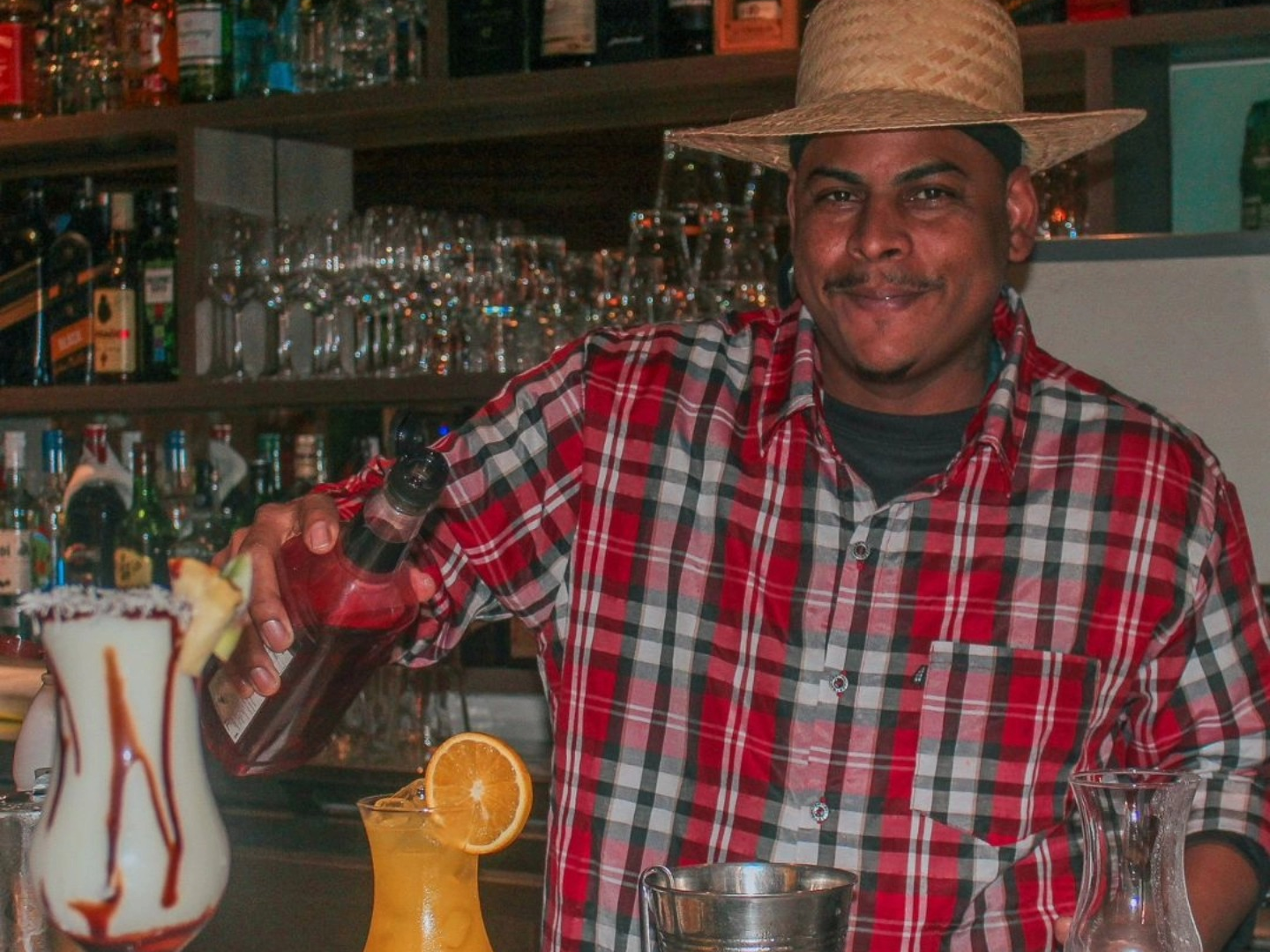 04_barman_drinks