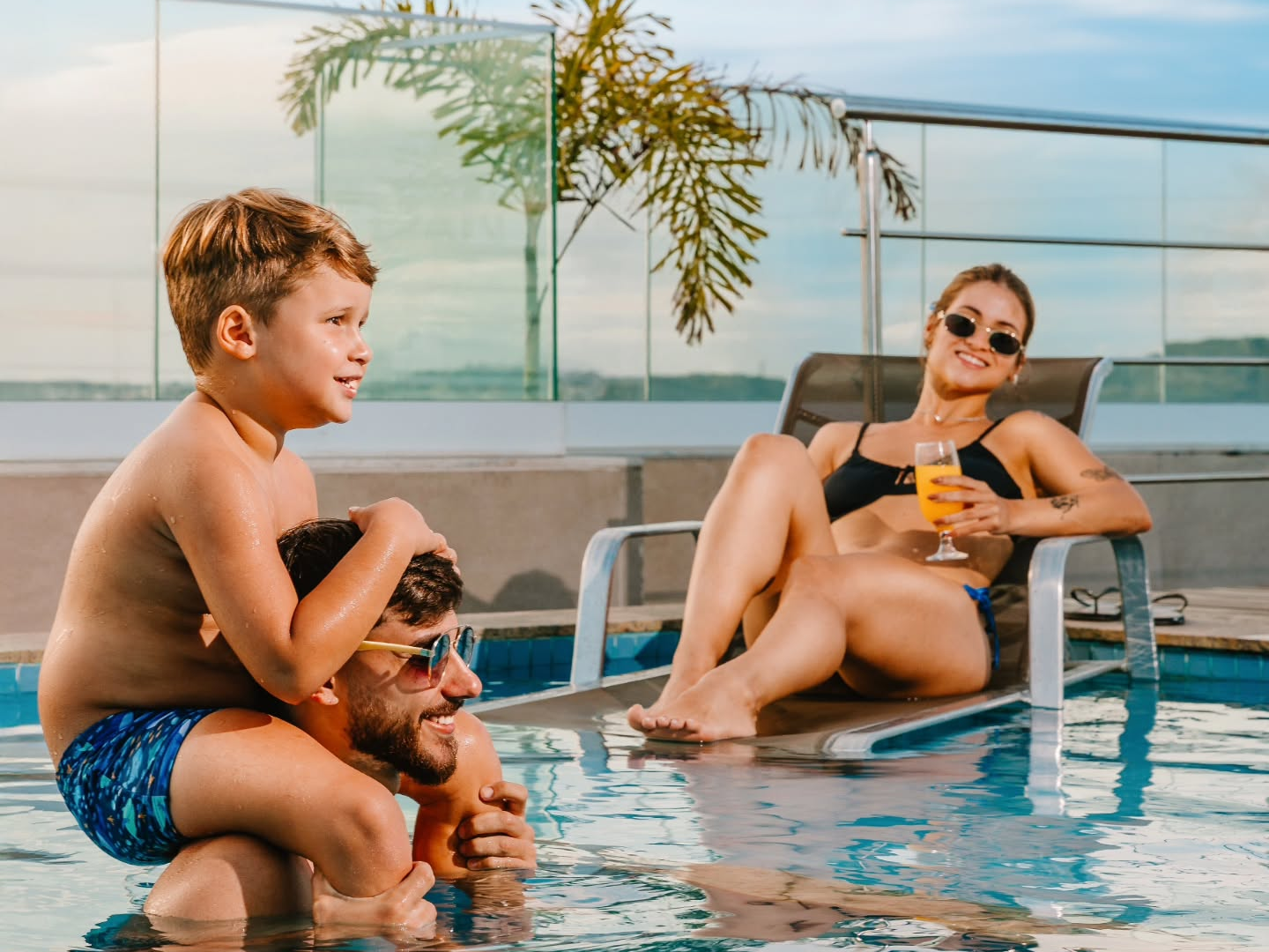 04_familia_piscina
